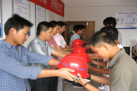 第十一(yī)項目部為(wèi)新員(yuán)工(gōng)舉行(xíng)拜師(shī)儀式