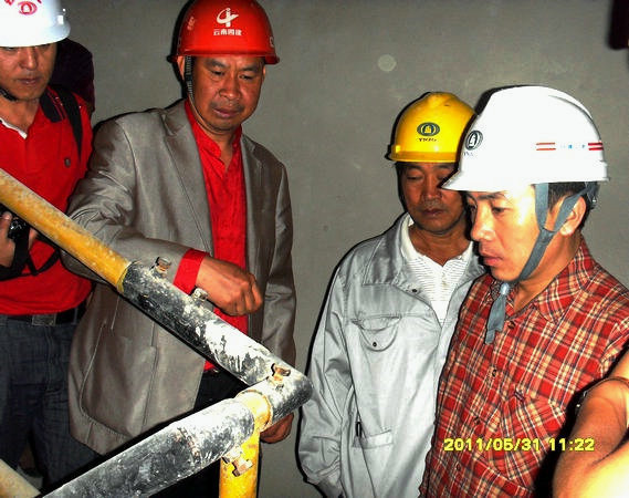 公司領導帶領管理(lǐ)人(rén)員(yuán)到(dào)萬科(kē)金(jīn)域缇香項目觀摩學習(xí)