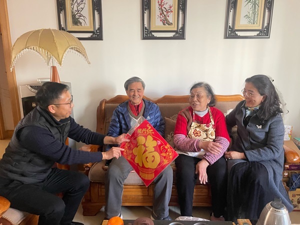 公司黨委委員(yuán)、工(gōng)會(huì)主席、總經濟師(shī)王燕荃走訪慰問(wèn)退休老(lǎo)領導