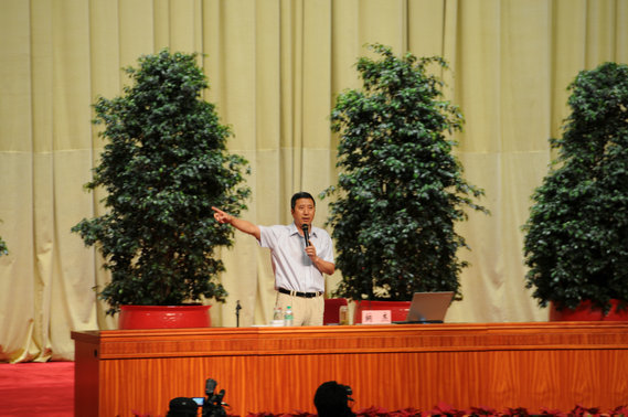 公司領導帶領百名青工(gōng)參加集團青年(nián)大(dà)講堂