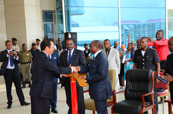 四公司承建的(de)赤道(dào)幾內(nèi)亞國(guó)家(jiā)天然氣公司辦公大(dà)樓舉行(xíng)移交典禮