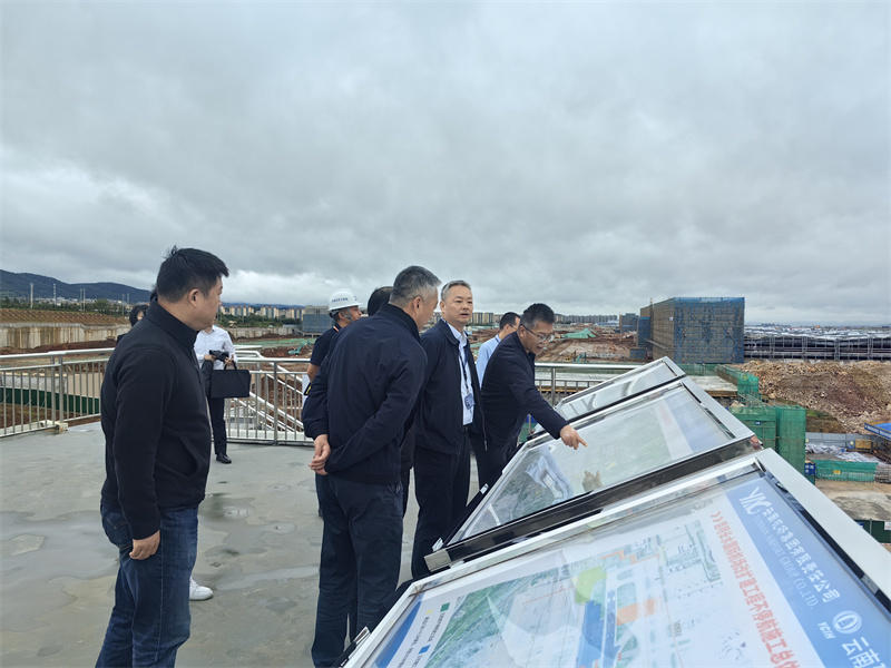 民(mín)航西(xī)南(nán)地(dì)區(qū)管理(lǐ)局到(dào)公司昆明(míng)長(cháng)水(shuǐ)國(guó)際機(jī)場(chǎng)東(dōng)二跑道(dào)南(nán)端項目調研