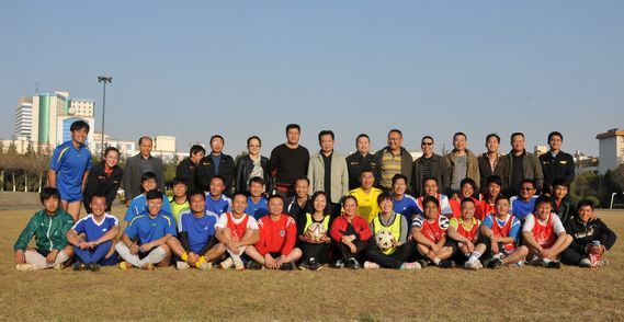 踢一(yī)場(chǎng)快(kuài)樂(yuè)足球 添一(yī)份兄弟(dì)情誼——公司開(kāi)展昆明(míng)曲靖兩地(dì)足球聯誼賽