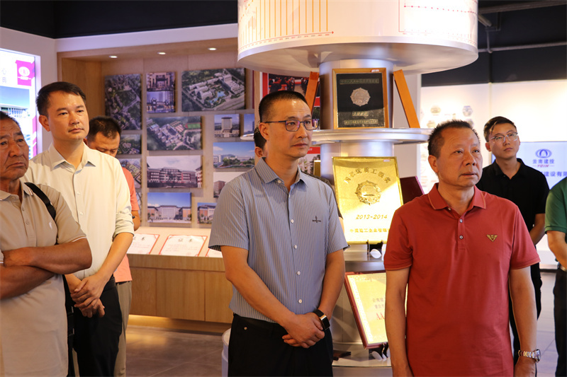 公司與保山(shān)市(shì)大(dà)成飛(fēi)亞科(kē)技(jì)發展有(yǒu)限公司交流座談