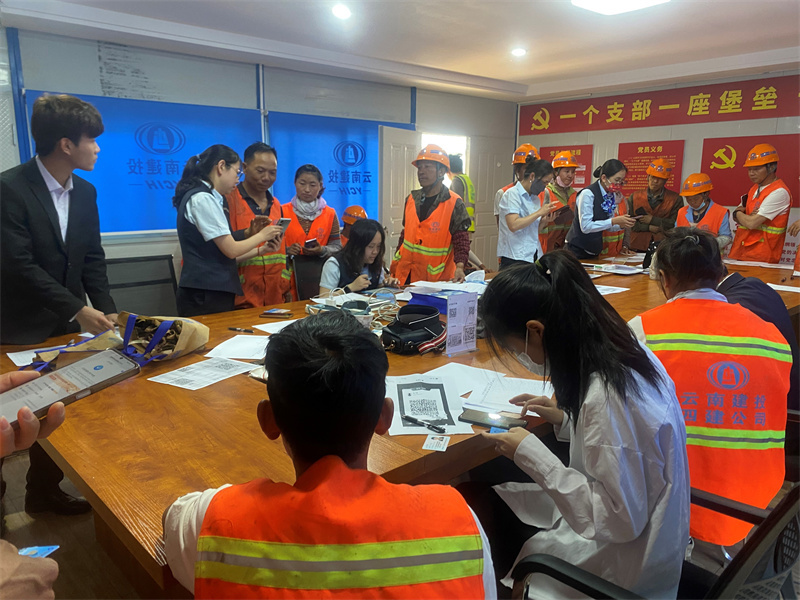 銀(yín)行(xíng)服務進項目，情系工(gōng)友(yǒu)暖人(rén)“薪”