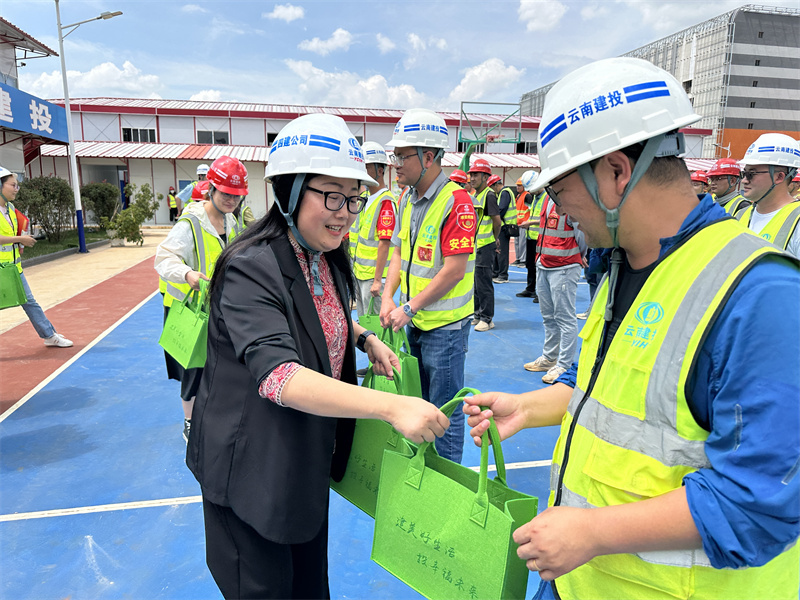 集團公司工(gōng)會(huì)副主席、女(nǚ)工(gōng)主任、工(gōng)會(huì)辦公室主任馬麗(lì)娜到(dào)國(guó)際供應鏈示範中心項目“送清涼”