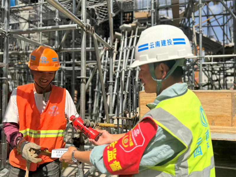 建投·春城(chéng)華府項目開(kāi)展微(wēi)體(tǐ)檢及夏送清涼活動