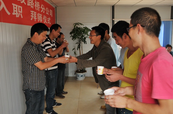 市(shì)政路(lù)橋分(fēn)公司為(wèi)新入職員(yuán)工(gōng)舉行(xíng)拜師(shī)儀式