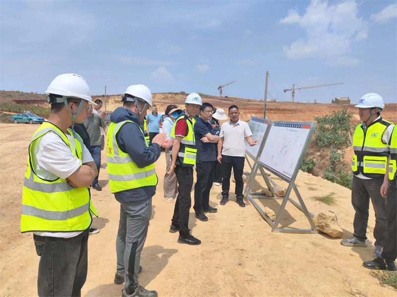 紅(hóng)河(hé)州副州長(cháng)梁淩雲調研紅(hóng)河(hé)蒙自(zì)機(jī)場(chǎng)建設（民(mín)用(yòng)部分(fēn)）項目飛(fēi)行(xíng)區(qū)工(gōng)程項目