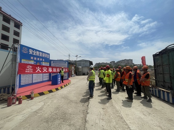 直管十三部曲靖東(dōng)門(mén)街(jiē)棚改項目組織開(kāi)展消防應急演練