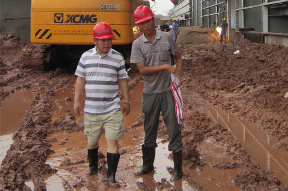 公司董事(shì)長(cháng)呂小(xiǎo)林(lín)蹲點老(lǎo)撾為(wèi)亞歐峰會(huì)大(dà)酒店(diàn)項目解實憂