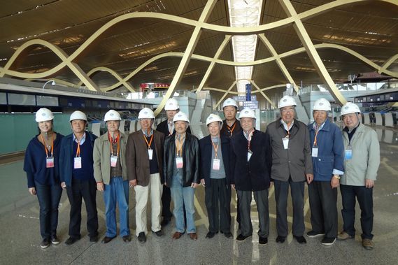 公司組織離(lí)退休老(lǎo)幹部、老(lǎo)領導到(dào)項目參觀考察