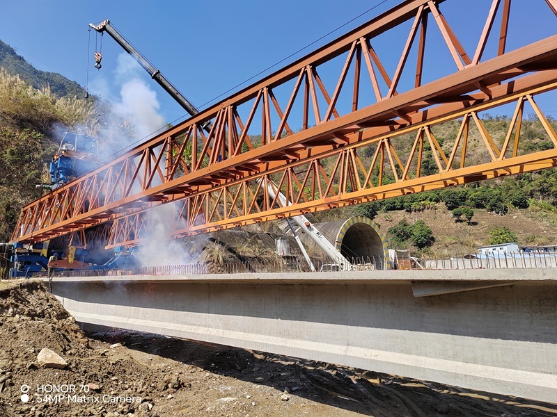 元綠(lǜ)高(gāo)速昆灣大(dà)橋左幅首片T梁成功架設