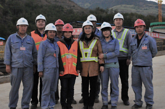 公司黨委書(shū)記戴紅(hóng)梅慰問(wèn)拉法基瑞安臨滄河(hé)底崗水(shuǐ)泥廠(chǎng)項目部管理(lǐ)人(rén)員(yuán)