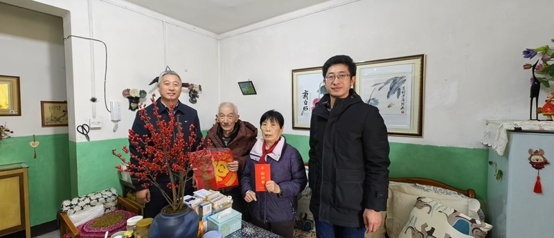 公司黨委委員(yuán)、紀委書(shū)記王楓走訪慰問(wèn)退休老(lǎo)領導、老(lǎo)黨員(yuán)