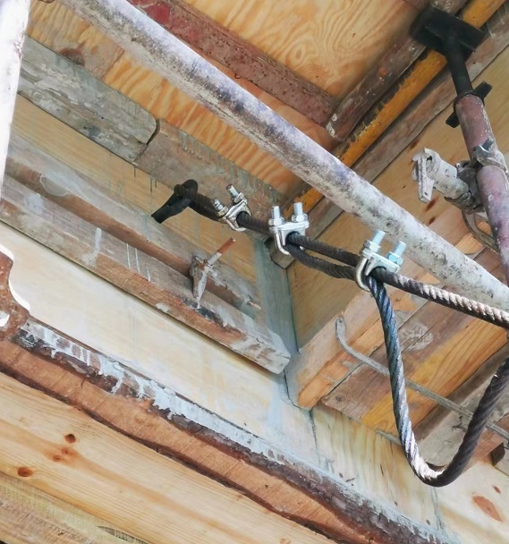 工(gōng)地(dì)小(xiǎo)創新|懸挑卸料平台反拉鋼繩便攜式吊環出“新”效