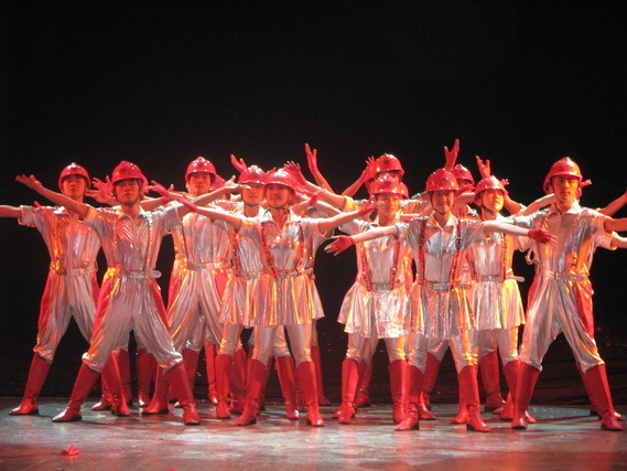 公司參加五?一(yī)勞動節職工(gōng)文(wén)藝彙演