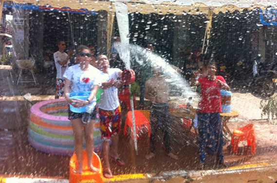 國(guó)際工(gōng)程部組織老(lǎo)撾職工(gōng)歡度潑水(shuǐ)節