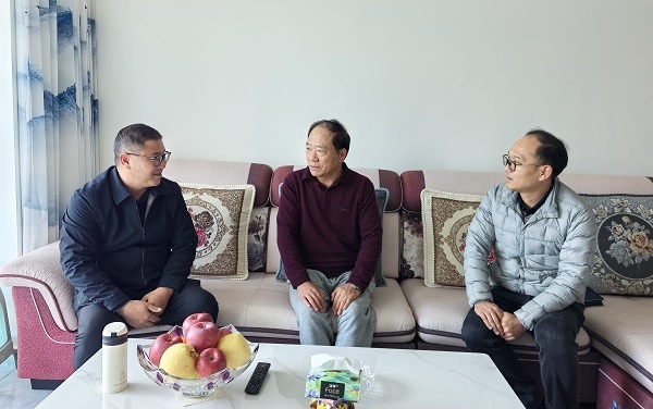 公司黨委副書(shū)記、副董事(shì)長(cháng)、總經理(lǐ)餘紹彪走訪慰問(wèn)退休老(lǎo)領導