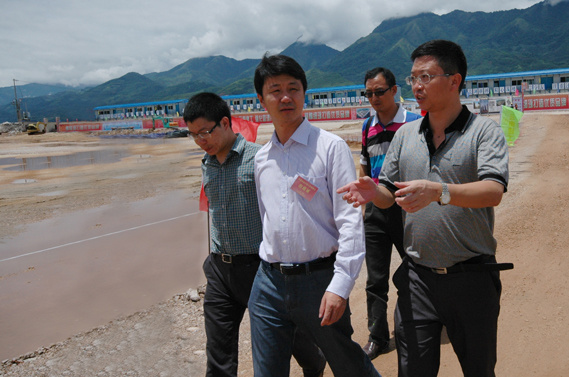 集團公司總經理(lǐ)劉勇到(dào)臨滄孟定允相(xiàng)花(huā)園廣場(chǎng)保障房(fáng)項目指導工(gōng)作(zuò)