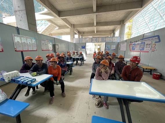 直管九部面向農(nóng)民(mín)工(gōng)開(kāi)設“安全小(xiǎo)課堂”