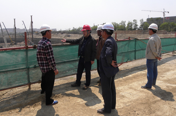 公司董事(shì)長(cháng)呂小(xiǎo)林(lín)深入一(yī)線項目解實憂